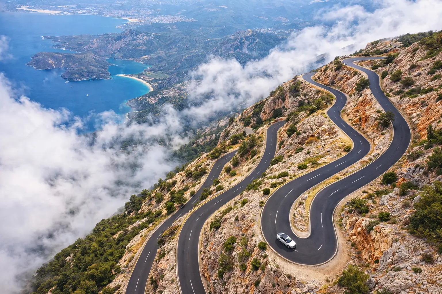 Fethiye çevresinde dağ yolunda araç